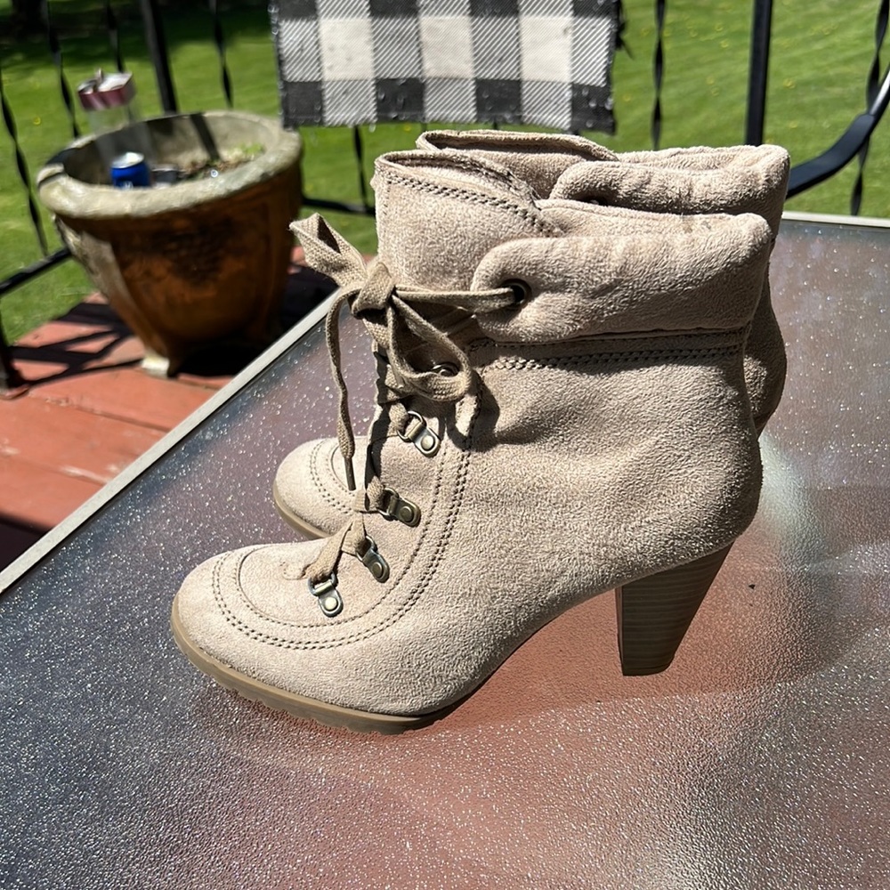 Women's boots, barely worn. Like new